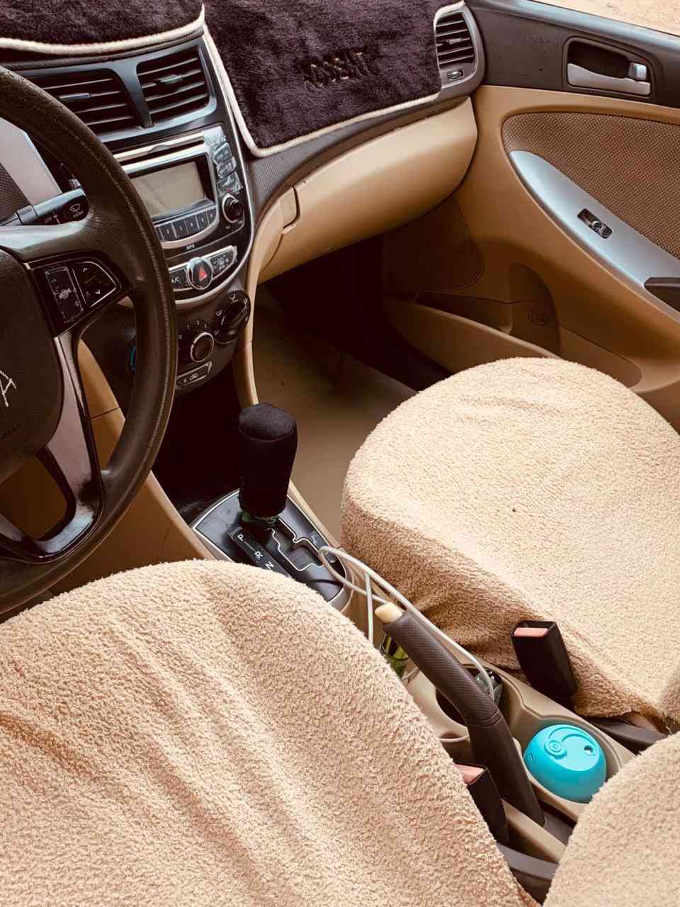 اكسنت  2013 مضلع خليجي  سعر 70. وبيه مجال
معوقين حره مخلصه. راعيه موجود 
لون سلفري فضي.  دواخل مدوشمه كامله ارضيه جلد 
كير مكينه. كفاله.   1600 
تفاصيل اكثر 
اتصل ***********
