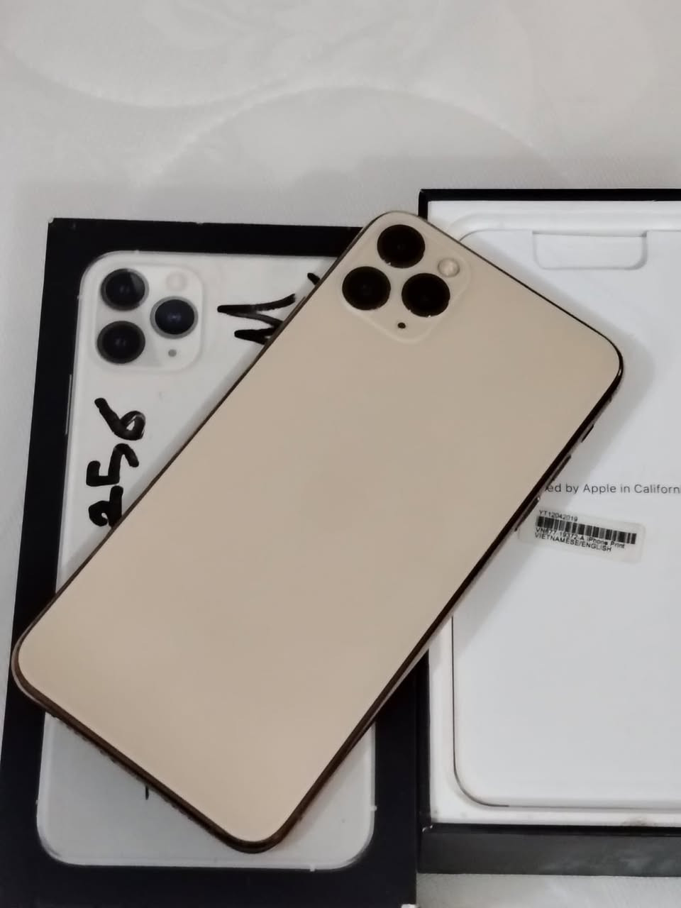 ذهبي 11 PRO MAX ذاكرة 256 بطاريتة ٨٣ نزلت بالتحديث اليوم صارت 78 مكفول من التبديل ممبدل بي اي شي كلة بلادي الجهاز عربي مع جميع ملحقاتة 
مكاني بغداد الرصافة (***********) 
ويا ملحقاته كلها الجهاز بلادي وكالة سعرة ٣٤٠
