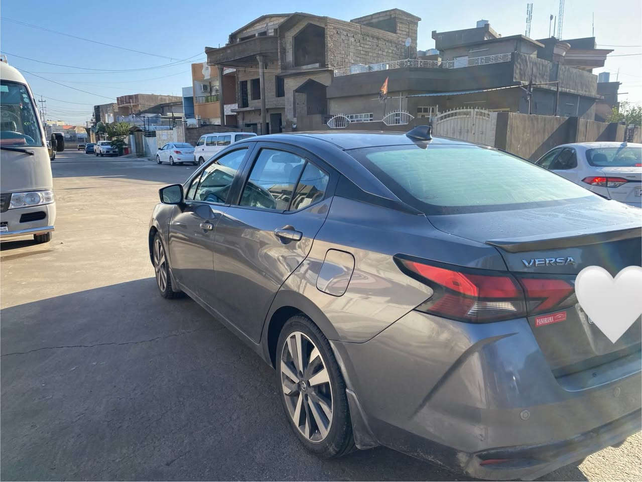 نيسان فيرسا موديل ٢٠٢٠ مواصفات SR اعلى مواصفات 
بصمه ابواب و بصمه تشغيل و صندوق بصمه و تشغيل عن بعد
 كشنات مطعم لونين و تدفئه
 رادارات امامي و خلفي و نقطه عمياء و رادار خط شوارع
ويل كروم كبير بلادي + تايرات جديد
بيها بنيد صبغ و جاملغ مبدل بلادي طرف سكن بيها دواخل مكانين صغير تعديل 
مقدمه سقف و ٥ سم كتف بيها تعديل 
كير بشرط و مامفتوح 
رقم و سنويه و هزه كله جديد ماشیە ٨٠ الف
او مراوس مع نيسان صني
(***********)
(***********) كركوك, العراق
