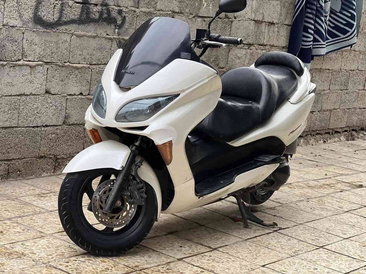 السلام عليكم فورزة09دراجةً مرتبه وكاعده بيهة فقط ذني الكسرات الزغار بل كفر ال امامي ضاربهن فابلون  الدراجة عميه بلاد للتوضيح عميه بلااد )مكاني بغداد زعفرانية(سعر800وبيهة مجال للشراي (رقم***********
