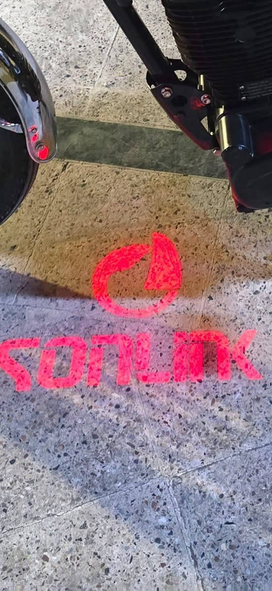 دراجة شحن من شركة سونك SONLINK 2025
بطارية ليثيوم 50A 72v دراجة قوية و عملية 
انسى شي اسمو بانزين و دهن بالشحنه تمشيك اكثر من 100 كيلو الدراجة جديدة شخط ما بيها
عمر البطارية الافتراضي اكثر من 5 سنوات و تكدر تربطها على الهاتف تعرف نسبة الشحن و عمرها و درجة الحرارة و اذا بيها اي عطل يطلع في الهاتف
كلها شغالة ما ناقصها بس جناي سعر الجديد 2 ميلون 
اني رايدها اب مليون ونص و بيها مجال 

المكان ناحية الزاب ***********
