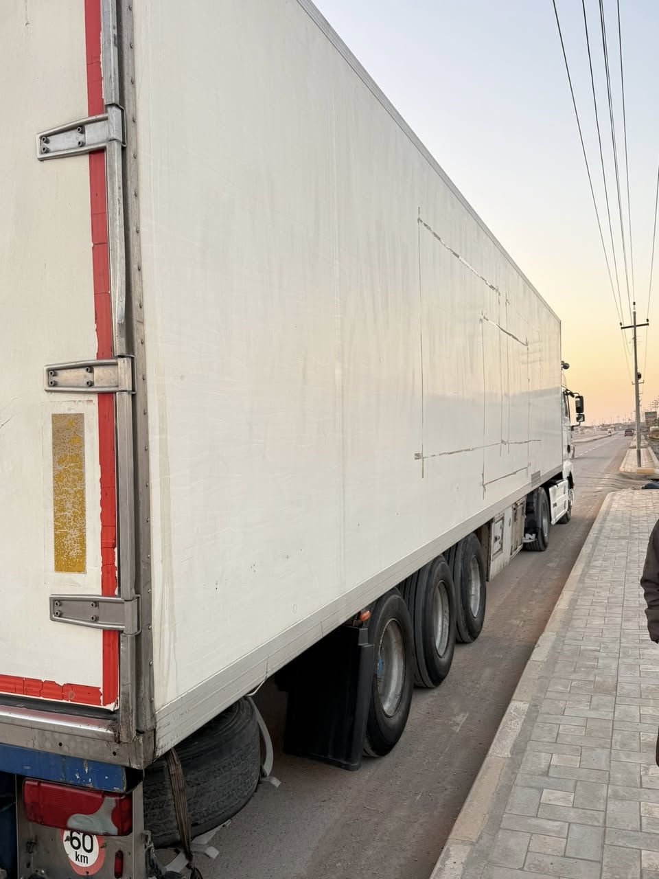 سلام عليكم     مان مديل 2004 اصل سياره بسمي سنويه لل 27 مربوطه براد حجم 460 بم ونوزل كير غساله براد إيطالي ارتفاع 70سمك 5 جهاز كاريرا 1300غاز 134  براد نضافه 40‎%‎ دبل تانكي دبل مناميه تخم تاير سياره جاهزه لل شغل السعر 225 الاستفسار الاتصال على الرقم. ***********
