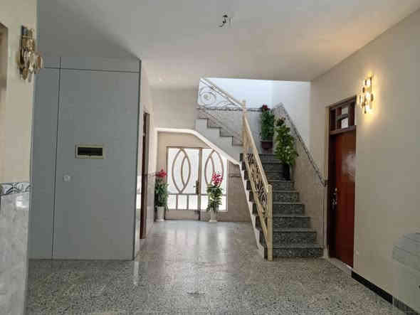 سلام عليكم عندي بيت البيع مساحت 500 متر عدد غرف نوم 3 مطبخ صاله  كراج صحيات خارج وداخل لاستقبال 10 أمتار عنوان بغداد سياحية بانزين خانه جواهر شارع تجار ولستفسار عى رقم ***********  طابو سند 25اااااااالسعر 145
