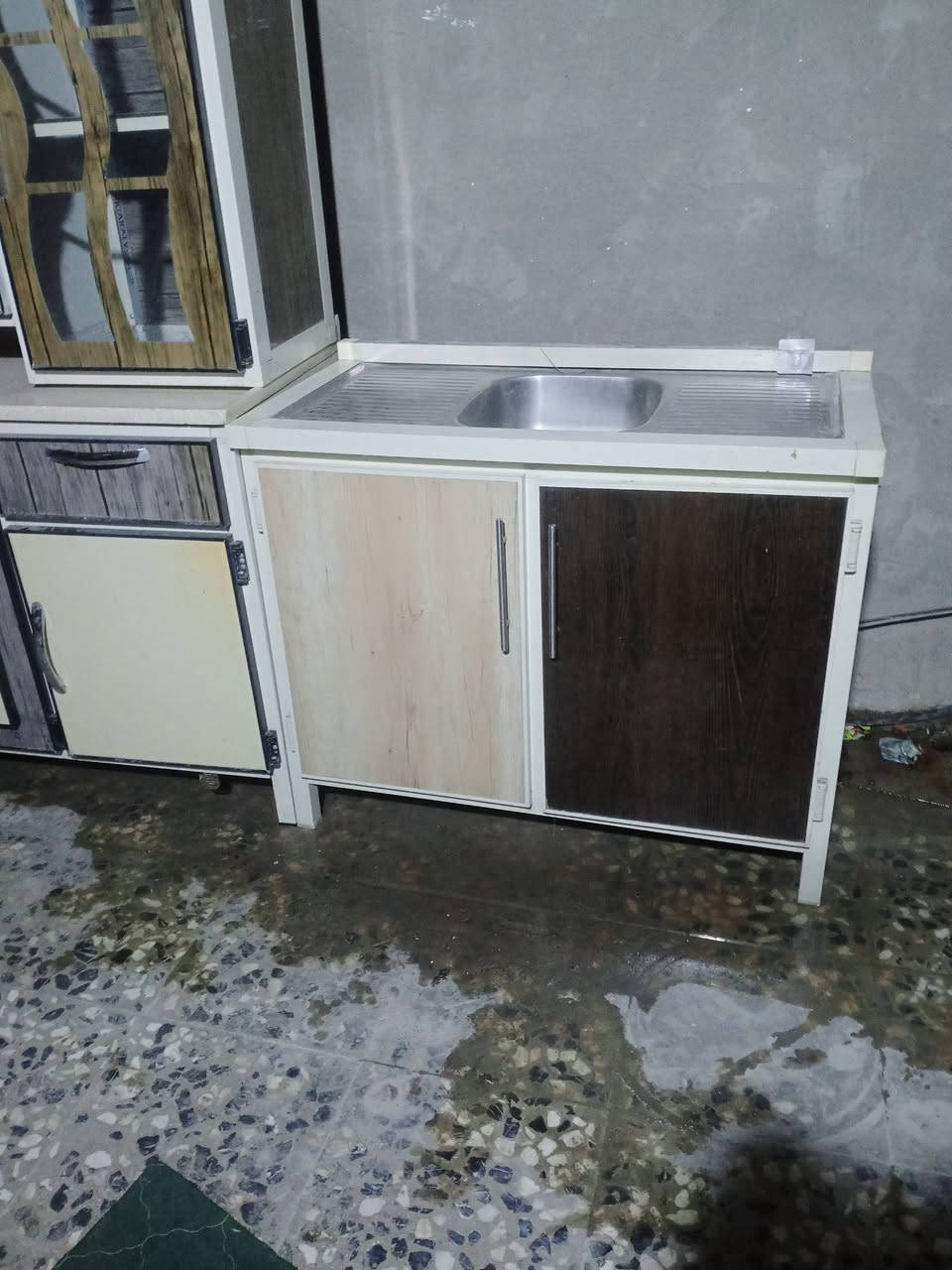 سلام عليكم عيني هاذه كاونتر 3قطع كاونتر وسنك ملاحق كاونتر سطح مرمر كاونتر تفصال طول مترين كاونتر و سنك متر و10 مستعمل قليل سعره 300 مكاني بغداد بياع شرطه الخامسه الاستفسار ***********فقط وتساب
