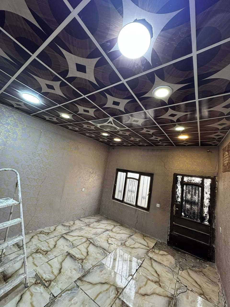 السلام عليكم
بيت تجاوز داخل مجمع ٦ خلف مدينه الالعاب 
مساحه ٦٨ متر جاهز ومرتب 
بي غرفه وصاله 
وملحقات 
كراج صغير 
وترك صغير 
خدمات كامله 
كه،باء رسميه 
ماء مجاري 
السعر ١٦ مليون وبي مجال بسيط 
***********
واذا تريد تأخذه استثمار 
يتأجر ب ٢٥٠ شرط ثاني يوم 
اجيبلك مؤجر لتدفع فلوس اذا 
متتأكد من كل هذا الكلام
