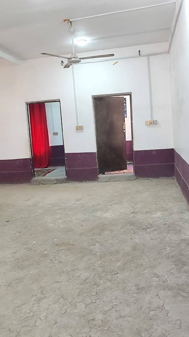بيت للبيع مساحه 300 متر بيه غرفتين وصاله ومطبخ وحمامات داخليه وخارجيه عوزه ترتيب بصيط ع طريق الدغارة ديوانيه خلف مطعم 🍴 واثق يبعد عن التبليط 200متر ***********
