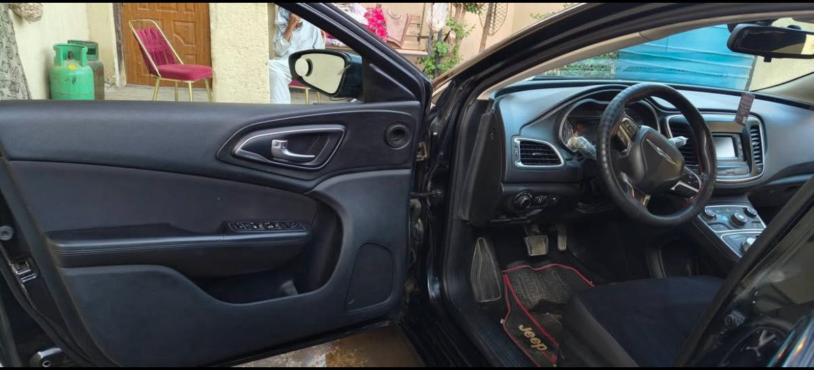 السيارة نضيفة مصبوغة كم قطعة ابيعلك حزام مكينة زينة كير مامفتوح ماشية 196km حدادية زينة  بعد مواصفاتها معروفة بيها شوية نقوصات خفيفة السيارة 2015 مو بأسمي لكن تحويل موجود 4 سلندر 2.400 سعرها 79 ورقة وبيها مجال بسيط + ترهم مراوس
 مكاني البصرة الزبير ***********
