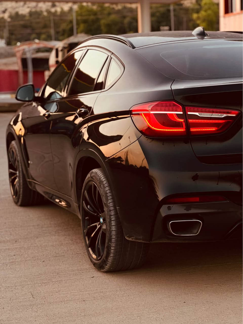 BMW 2020 X6 
35i

جۆری بزوێنەر: 3.0 لێتر، ٦ پستۆن )  TwinPower Turbo (بزوێنەر: N55)
سیستەمی تەبرید: کۆنترۆڵی کەشی ئۆتۆماتیکی دووانە (Dual-zone Climate Control) بۆ جیاکردنەوەی پلەی گەرمی شۆفێر و سەرنشین

سیستەمی پاڵنەر: xDrive ( AWD)
 
مۆدەکانی لێخورین: Comfort, Eco Pro, Sport, Sport+
سیستەمی ده نگ: HarmanKardon 
لایتی LED بە شێوازی ناوداری (L-Shape)ی کۆمپانیای BMW 
 برێکی دەستی ئەلیکترۆنی: لەگەڵ سیستەمی Auto Hold (بۆ ڕاگرتنی خۆکار لە ترافیکەکاندا
ماوسی iDrive
سوکانی چەرمی فرە-فەرمان (Multi-function Steering Wheel) لەگەڵ لۆگۆی BMW.
سەیارەكە قەپات مواسەفاتە 
سفری شەریكەیە بێ بۆیاغە ھیچی پێوە نیە 
سەنەوی نوێیەو بەناو خۆمانە 
گێرو مەكینەو كارەبایات بەشەرت
وەكالەو بەناو كردن بەشەرت
*********** أربيل, العراق
