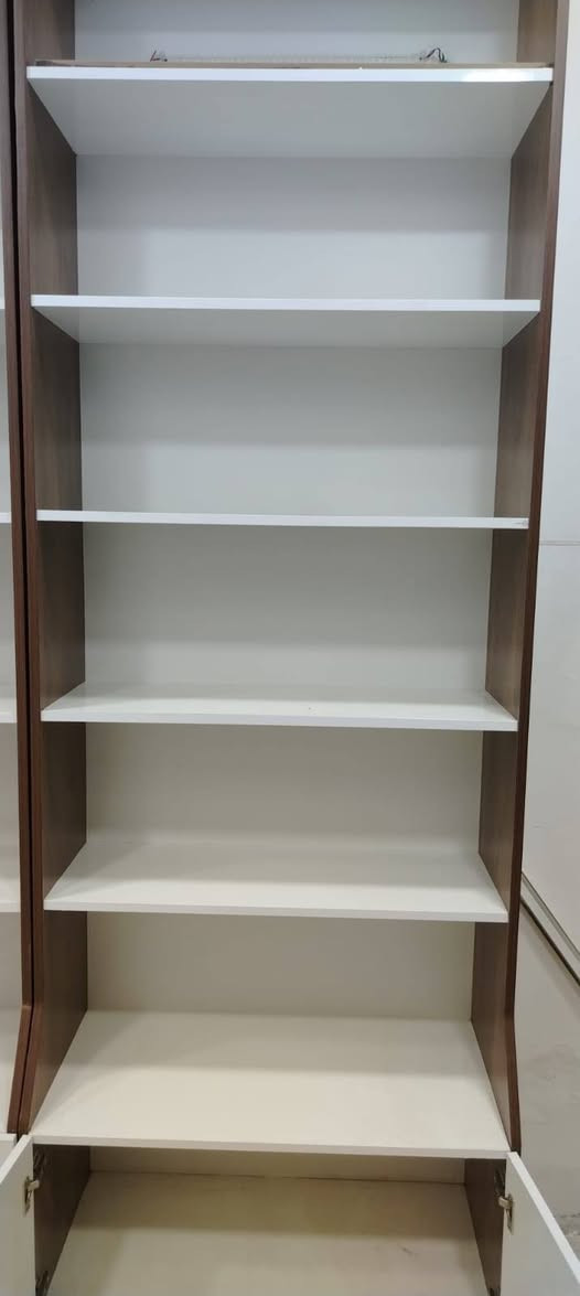 رفوف محل جديده. صنع خاص بغداد
استخدام 3 أشهر فقط لعدم التفرغ 
رفوف عدد8
ارتفاع 220
عرض 85_90
عمق 30
الكومدي عمق 40
ارجل عدد5
ميز خشب
كرسي دوار
للتواصل واتسب ***********
