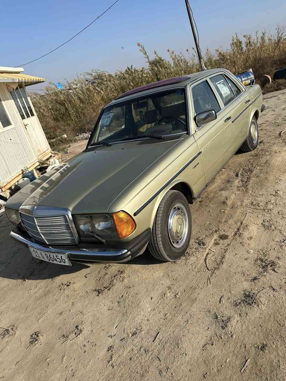 السلام عليكم مرسيدس أبو جحيل للبيع موديل 1984 سياره معمره تعمير درجه أولى كير محرك حداديه خير من الله محرك 230 قبق اسود عنكبوت 
 فتحه
كير أوتوماتيك 
السياره خير من الله
رقم بغداد 
و مكان السياره بغداد المدائن 
السعر 75 وبيها مجال بسيط 
الهاتف ***********
