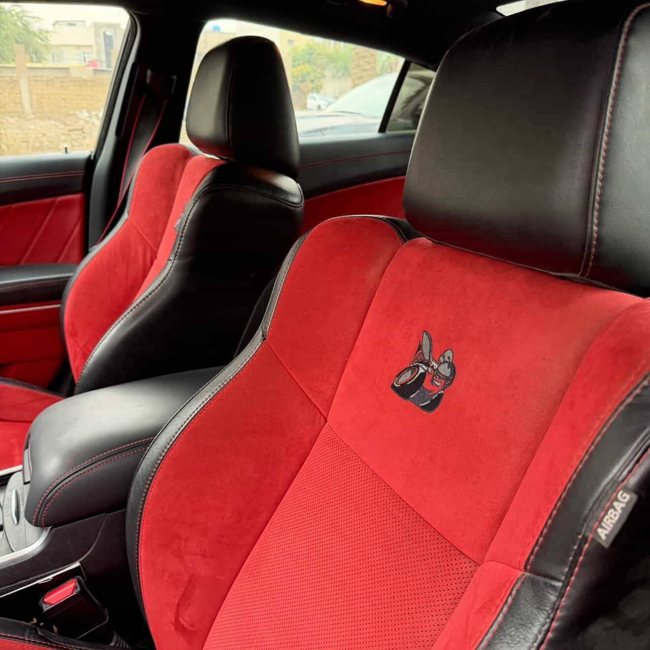 � للبيع – دودج جارجر سكات باك وايد بدي 2023 (Last Call) 🔥
📍 رقم بغداد – باسمي (تحويل فوري ثاني يوم)

🚗 المواصفات:

 • سكات باك وايد بدي – إصدار Last Call
 • الممشى: 27 ألف ميل
 • بدون فتحة سقف وبدون رادار أمامي
 • داخلية جلد أحمر (كنتار)
 • سقف روز رايز
 • كشنات تدفئة + تبريد
 •  كشنات ميموري خزن + ستيرن كهرباء 

⚙️ الإضافات:

 • برمجة مصطفى إيكل
 • هدرز + دبات و بوابات علي الوادي
 • شوتة AFE
 • ثروتل AFE
 • دركة كاربون فورجد
 • زرع عدسات LED
 • إنارة LED متغيرة
 • تغليف PPF طافي كامل

🛠️ الحالة:

 • حادث خفيف (بارد)
 • بارد جاملغ الخلفي فقط – بدون صبغ

📞 (***********)للاستفسار خاص أو اتصال
العنوان بـغداد العطيفيه جامع براثا
🔥 سيارة جاهزة، نظيفة،
