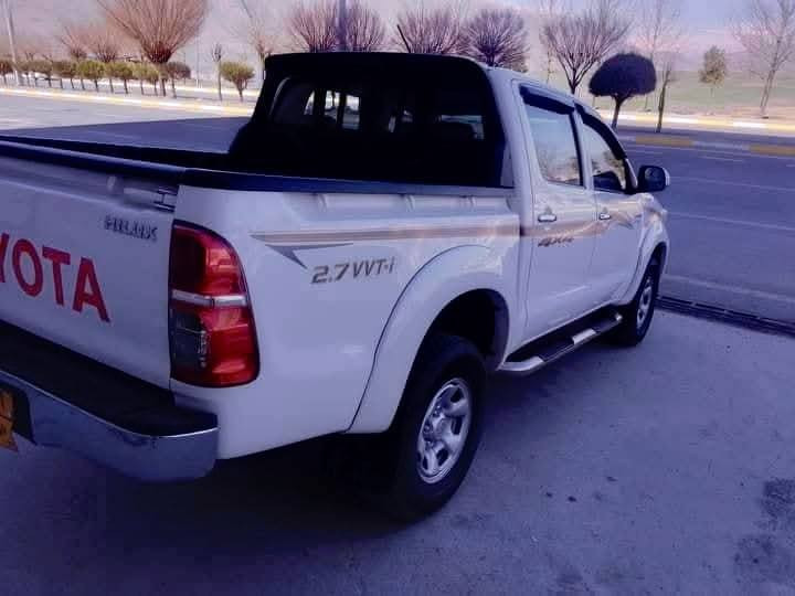 پیکاب مەرزیە
ڕەقەم دهۆک
ڕەقەموسەنەوی تا 2029 نوێیە
گێڕو مەکینە وئەکسل بەشەرتە 
مەکینەی نەکراوەتەوە
دەعامی بۆدەعامی بەشەرتە
سەیارەکە بێ سبۆخە بێ ساردە کوەتە 
تەنها یەک بست لەبن بەگلایەتی پشەوەی ساردە
چوار تای نوێم تازەم بۆبەستاوە سپێری دانەبەزی
شوێن سۆران.
***********
***********
