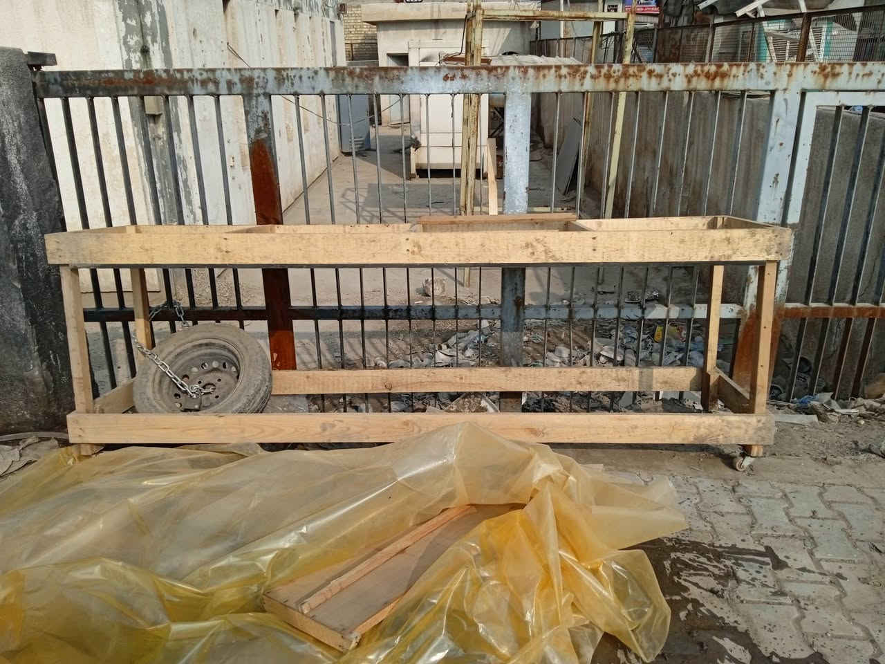 السلام عليكم ميز خشب مال بكاله صارله اسبوع من سويته بي جروخ سعره 70وبي مجال مكاني نادرقرب مول أهل***********
