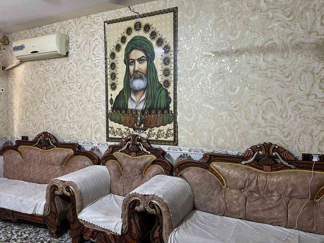 🔹 بيت للبيع 🔹
📐 المساحة: 100 متر
📏 النزال: 20
🏠 الواجهة: 5 متر
🏗 البناء: كامل – طابقين مسلح
تفاصيل البيت:
🔸 الطابق الأرضي:
استقبال
غرفة نوم
مطبخ حار + مطبخ بارد
صحيات داخلية وخارجية
🔸 الطابق الثاني:
غرفتين نوم
صالة
صحيات
🔸 مواصفات إضافية:
بيتونة كبيرة
سطحين
📍 الموقع:
حي المهندسين – الشعب
مقابل السريدات
📞 للاستفسار الاتصال على الرقم:
***********
