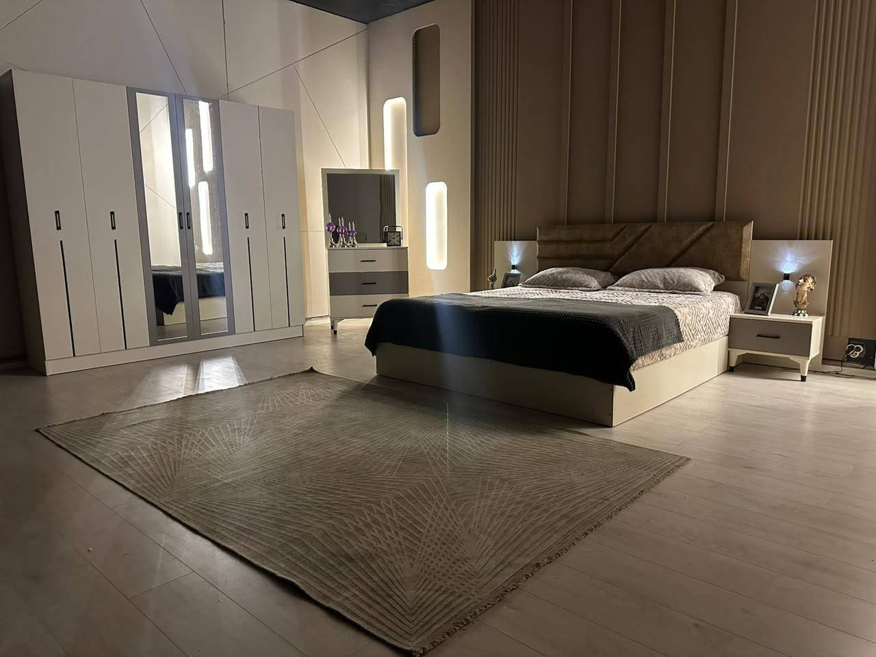 عرض تخفيض اسعار لمده محدوده غرف نوم تركي 5قطع كنتور 6 ابواب 
طول الكنتور مترين و٢٠ سم 
الارتفاع مترين و ١٠ سم 
تاج الحربيه وي الكومديات 3 متر 
السرير  200 سم ×180 سم 
السعر 600 الف فقط 🔥🔥 
للحجز والاستفسار راسلونا وات ساب 
***********
***********
البصره 
نقل وشد داخل مركز البصره مجاني توجد خدمه توصيل للاقضيه والنواحي والمحافظات الجنوبيه بأسعار مناسبة ملاحظه ما تدفع اي مبلغ قبل لا تنشد وتكمل ابيتك عليكم بس تنزيل الكراتين من السياره لداخل البيت أو اذا تردون عمال هم موجودين
