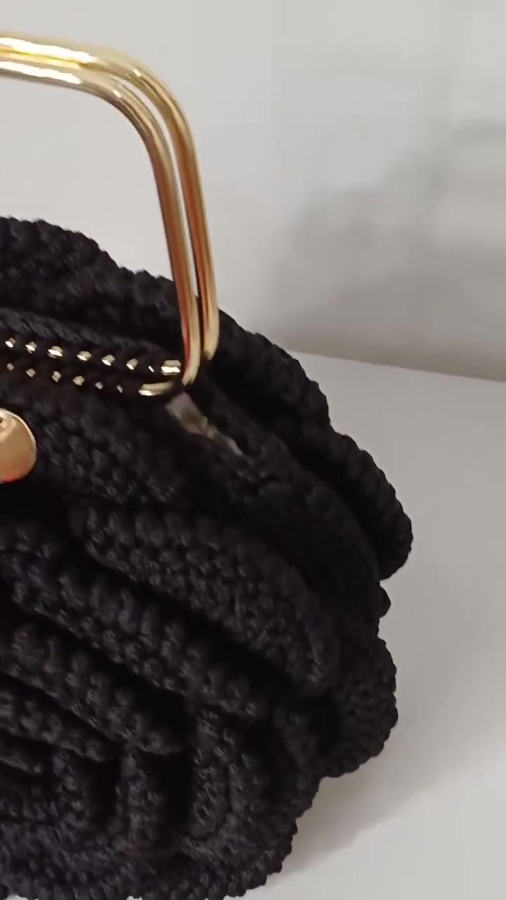 👜✨
حقيبة يدوية من الحياكة بتفاصيل أنيقة ولمسة ناعمة، تصميم مميز يناسب كل الأوقات 💗
صنع بحب ودقة… وطلباتكم حسب الطلب 🌸


**إذا كنت صاحب هذا الإعلان وتريد حذفه لأي سبب، رجاءا أرسل رسالة إلى الدعم الفني**
