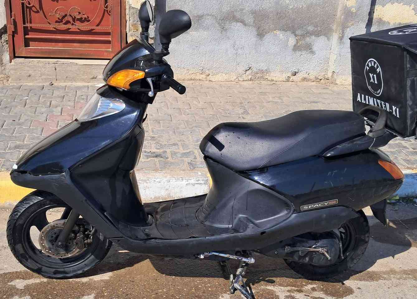 السلام عليكم...
دراجة اسبيسي ياباني ... امبدله غراض رايمر اصلية...

هذا الصندوك للبيت مو مال دليفري ...

السعر ٦٠٠ 

العنوان ...واسط ...داموك ...***********

وذا اكو ٤ كير.   مديل ٢٣ ....٢٢ ..٢١... امراوس ونطي فرق
