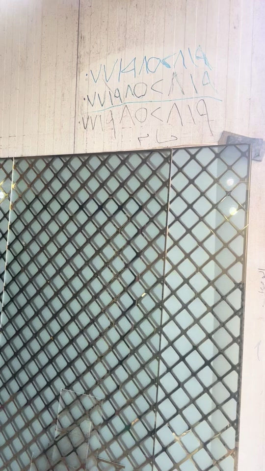 ***********يا الله اللهم صل على محمد وال محمد محل زجاجات لبيع وتركيب كافه انواع الزجاج والمرايا  زجاج 4 ملم  6 ملم  بأسعار مناسبه عمل زجاج الواجهات والمحلات والمنازل الاستفسار وتساب *********** العنوان بغداد المعامل العماري مقابل معمل التمر
