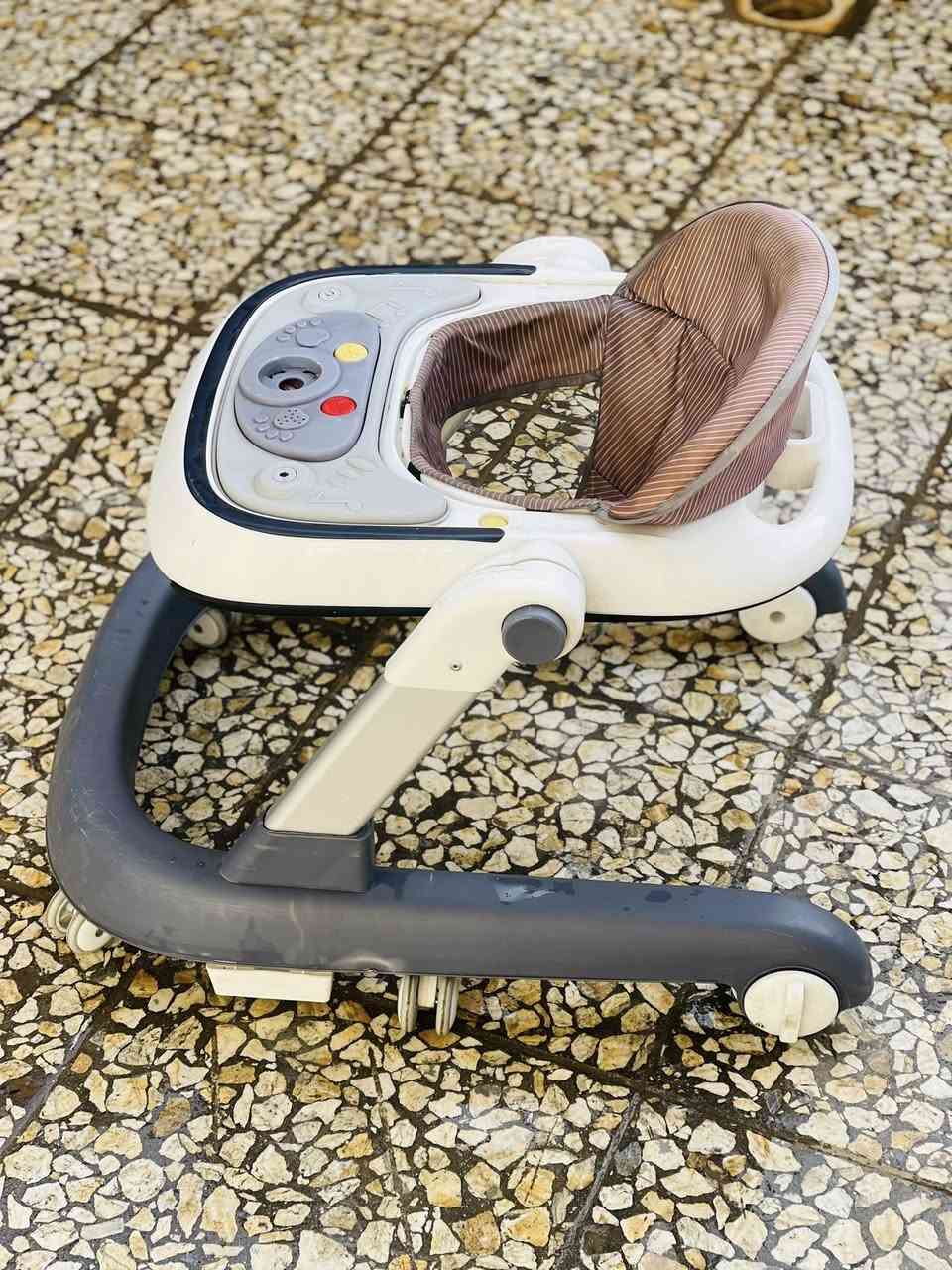 حجله وكرسي هزاز أصليات وقويات  وجديدات مكاني بغداد ***********
