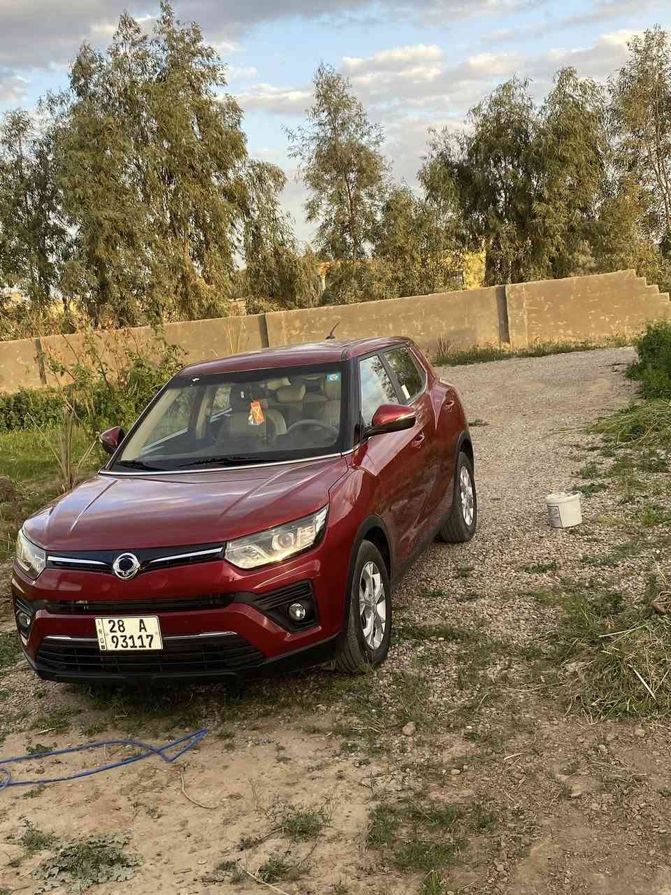 سانج يونج تيفولي 2022 بمحرك 1.6 لتر بقوة 128 حصان، وناقل حركة أوتوماتيكي من 6 سرعات. تتسارع من 0 إلى 100 كم/س في 12.7 ثانية، وتبلغ سرعتها القصوى 185 كم/س. تحتوي السيارة على نظام ترفيهي معلوماتي بشاشة لمس، وكاميرا خلفية، ونظام ملاحة GPS. من حيث الأمان، تتوفر السيارة بـ 6 وسائد هوائية، ونظام مكابح مانعة للانغلاق (ABS)، ونظام توزيع قوة المكابح إلكترونياً (EBD).
مواصفات سانج يونج تيفولي 2022:
المحرك: محرك 4 سلندر سعة 1.6 لتر بقوة 128 حصان.
ناقل الحركة: أوتوماتيكي 6 سرعات.
التسارع: من 0 إلى 100 كم/س في 12.7 ثانية.
السرعة القصوى: 185 كم/س.
ناقل الحركة: أوتوماتيك 6 سرعات.
نظام الترفيه: شاشة لمس، نظام ملاحة GPS، كاميرا خلفية.
الأمان: 6 وسائد هوائية، ABS، EBD.
المقاعد: تتسع لـ 5 ركاب.
حجم الشنطة: 427 لتر.
بلد المنشأ: كوريا.
استهلاك الوقود: 10 لتر/100 كم (تقريبي). 
مواصفات إضافية:
تتوفر السيارة بخيارات دفع أمامي أو كلي (AWD).
بعض الفئات تأتي بمقاعد جلدية مع تدفئة وتهوية.
تتوفر أنظمة مساعدة السائق مثل حساسات الركن وكاميرا الرؤية الخلفية.
تتوفر أنظمة تحكم في صعود ونزول المرتفعات.
تدعم السيارة آبل كار بلاي وأندرويد أوتو

السياره ماشيه 50 الف 

مكفوله كفاله عامه 
١٢٥سعرها


**إذا كنت صاحب هذا الإعلان وتريد حذفه لأي سبب، رجاءا أرسل رسالة إلى الدعم الفني**