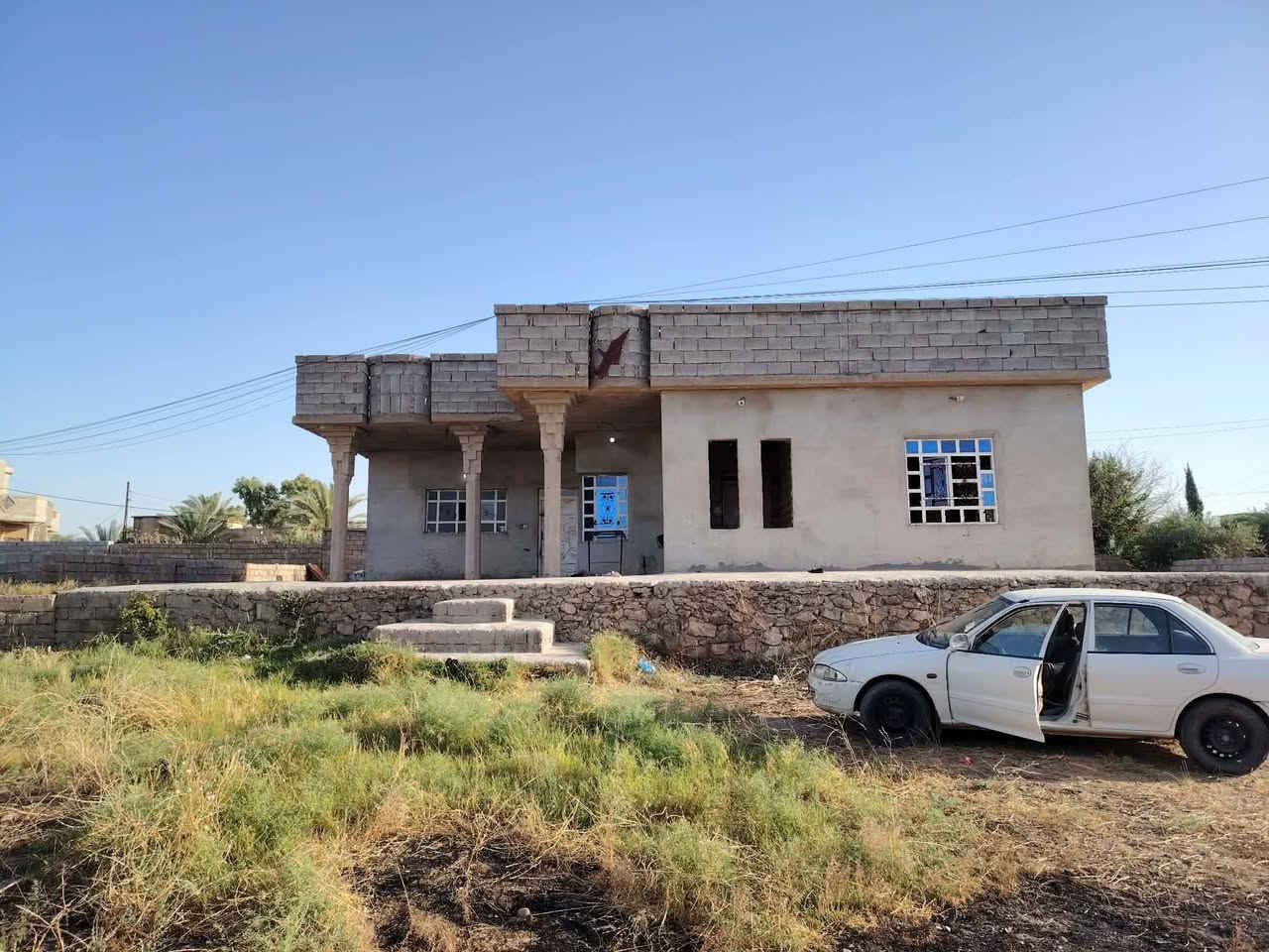 للبيع مساحه البيت 300 متر والأرض دونم
العنوان الحضره وره جامع الراكان. يبعد عن شارع العام 600 متر ***********
