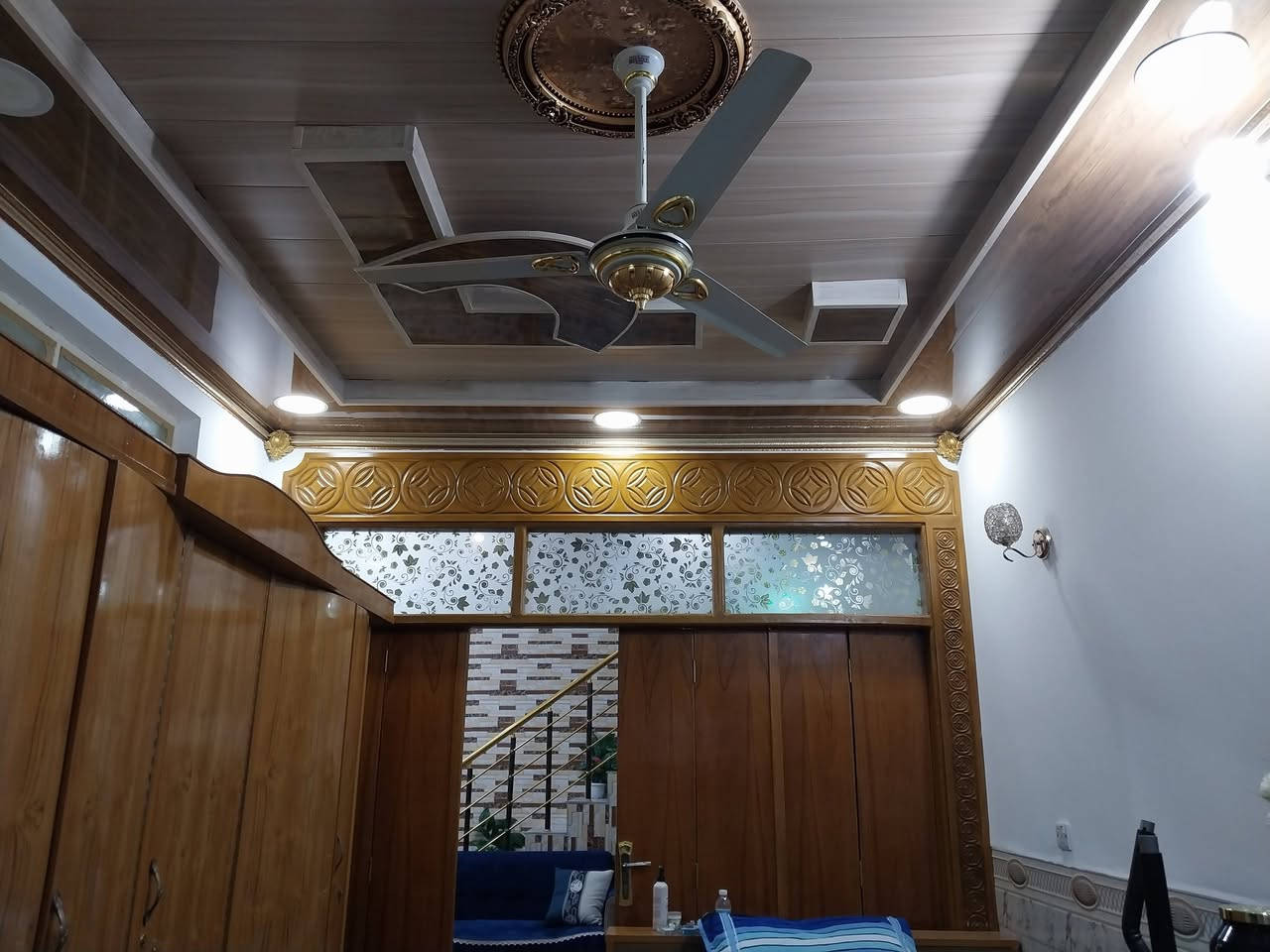 النجف الاشرف  ( حي الجامعه منطقة ٢٨ قرب مدرسة الرفاه الابتدائيه قرب المرور شارع ١٥ ) بيت ١٠٠ م  للبيع فقط بناء بطريقة حديثه طابقين ٣ غرف نوم ٣ حمامات  استقبال وصاله ومطبخ البيت نظيف جدا .. مركب تصفيه ماء وتانكي عدد ٢ .١٠٠٠ مكعب كيزر جديد مع مراوح بكل غرفه ومفرغات عدد ٣ وسنك وملحق كل هذا يبقى مع البيع والمنطقة هادى جدا قريبه للاسواق...  السعر على الخاص او الاتصال ***********
