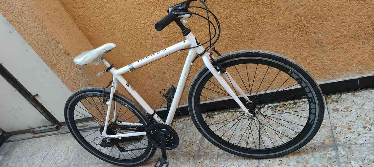 السلام عليكم اخوان بايسكل c700البايسكل حجم28 نضافته زينه حلو البايسكل خفيف فافون ماعدا الماشه حديد البايسكل كامل امكمل بدالات شغالات 7نمر خلفيه 3اماميه البريك الوره شغال البريك الكدام شغال ملاحظة 🔧بي بس بنجر بل تاير الوره بس يطول ياله ينزل يطول يوم كامل هيج
سعره 80بي مجال للشراي 
مكاني بصره صبخة العرب 
رقمي ***********
