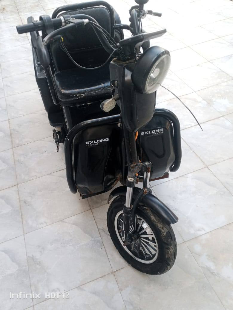 سلام عليكم ستوتة شحن للبيع شحانة وبطاريات جدد كاملة ما عدة بكلايت ب 400 وبيهة مجال الرقم ***********
