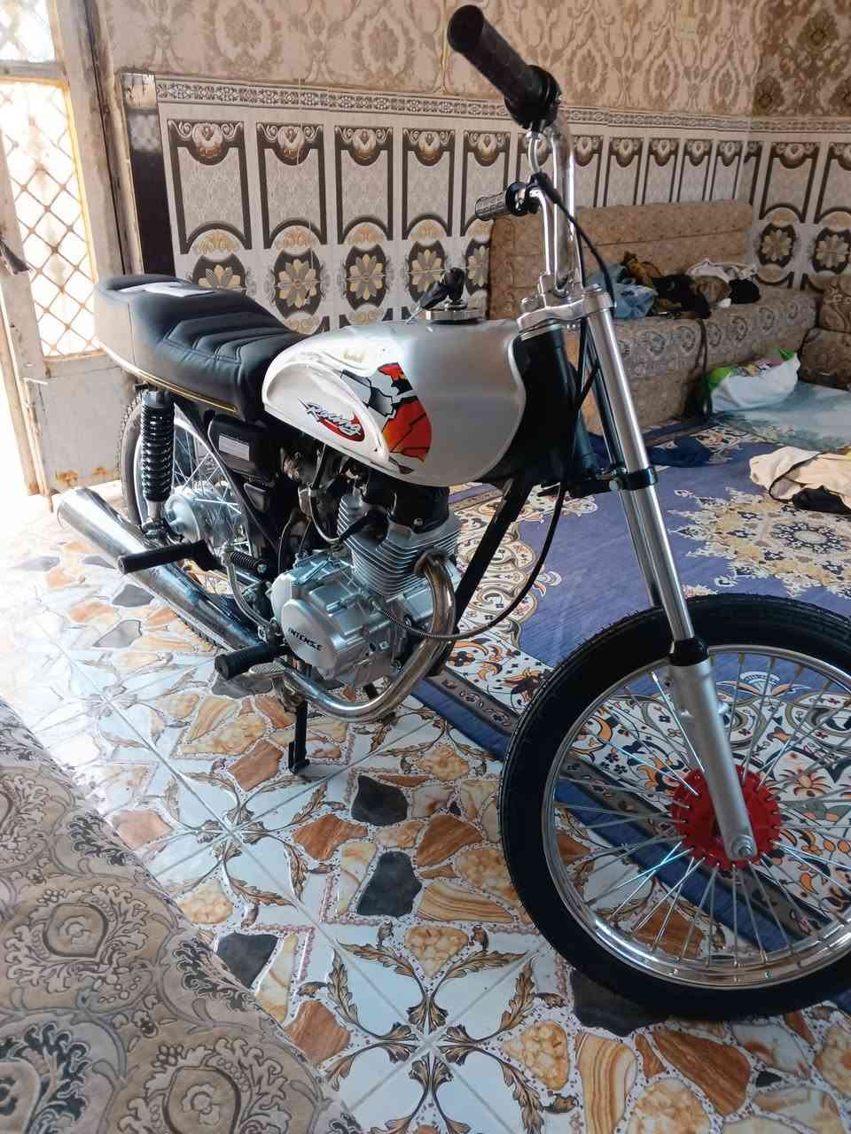 سلام عليكم  شباب دراجه معمره صارلهه اقل من اسبوع مكينه انتنس بستم ناصي شاصي ادوات قراضه كله اصلي ام الشمس دراجه بعده عل سحك جاهزه مستعجل على  بيعته  سعرههه 650 قفل رقم تواصل  ***********
