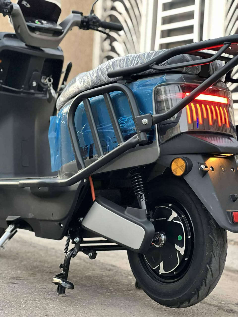 ⭕⚡دراجة ( وحش الكون ) شحن 
للبيع  نضيفة الدراجة ( مستخدم )  صارح طالع من معرض 5 شهر

🟡مواصفاتها :
🔹ملف بقوة 2000W
🔹بطاريات ٦ كبار مسطرة 72V, 35A
🔹مثبت سرعة (ARS)
⭕دبل إشارة
🔹بريك امامي خلفي دسكات
🔹مانع تزحلق ( ABS ) 
🔹لايت ( عالي، ناصي، رماش ) 
🔹اشاير (يمين، يسار) 
🔹سرعة 80km/h حقيقي 
🔹المسافة المقطوعة من km65- 75km بالشحنه الوحده 
🔹صندوق كبير جدا
🔹هورن 
🔹نظام البارك ( P ) 
🔹قفل ستيرن 
🔹مانع سرقة 

🟣ملاااحظة :الدراجة نظيفة جدا امانة الله 

🔺شاحنتها موجوة كلشي مابيها وجديدة

السعر : 875 الف وبيها مجال 

للاستفسار : وتس او خاص يلي جاد فقط يتصل *********** مكاني كربلاء طريق نجف عامود 1095
