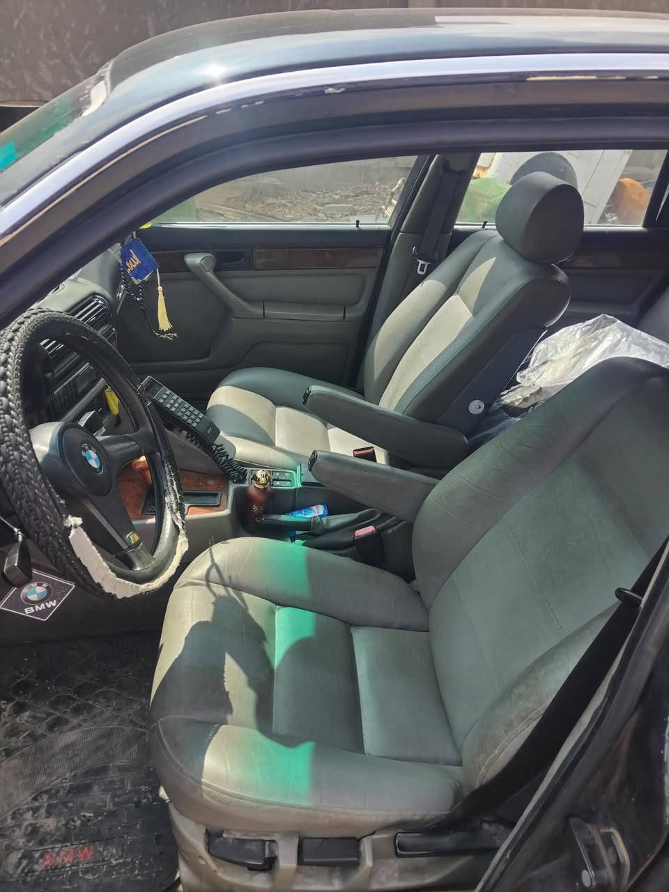 سلام عليكم
للبيع موديل ١٩٩٢
رقم بغداد مميز
لون اسود داخل رصاصي
سياره جديده وما ناقصها برغي ترايك ٢٠٠ شرط
مكاني رمادي
للاستفسار ***********
