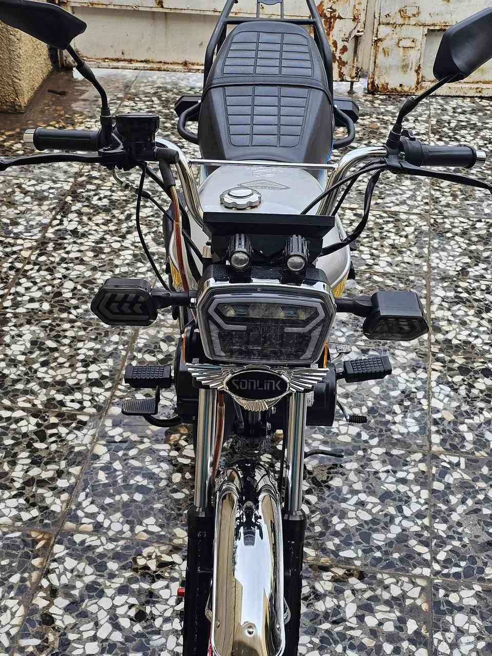 السلام عليكم سونك 2025 خمسة كير محرك 200 ماشية 3 الاف ما صار الهة هواي من نازلة اوراق كاملة بصمة تشغيل عن بعد دراجة جديدة ما بيهة نقص نضافتهة كدامكم مكاني بغداد الحسينية رقم ***********
