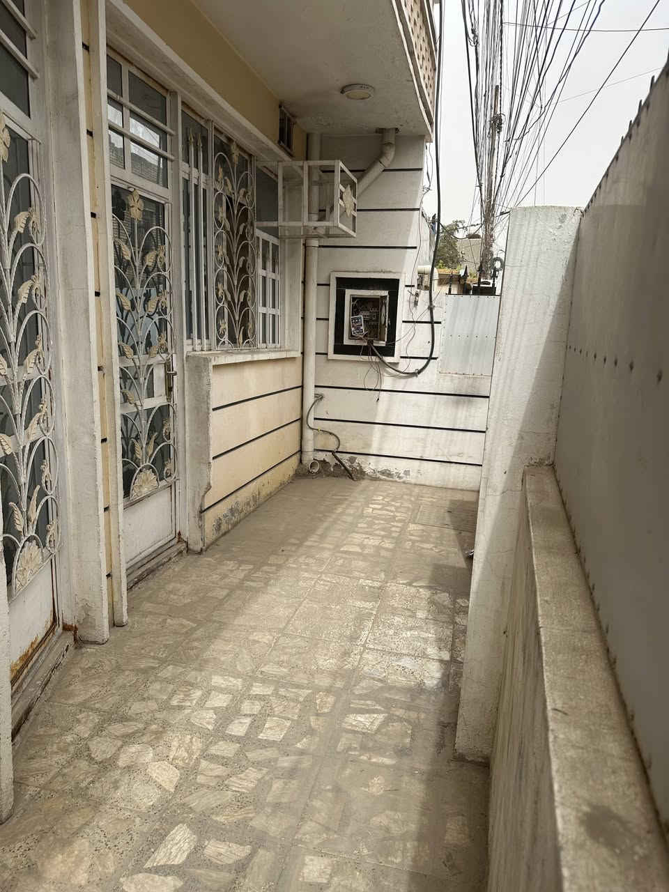 منزل الإيجار بناء حديث
مساحته ٥٠م
العنوان الدوره نهايه شارع ٦٠ قرب روضه الاقمار 
مطبخ وستقبال وغرفه صغيره في الطابق الارضي 
غرفتين في الطابق الثاني حجمها ٣×٣،٥+غرفه صغيره +مخزن سطح مع بيتونه كبيره 
سعر الايجار ٦٠٠ وبي مجال 
للاتصال ***********م
