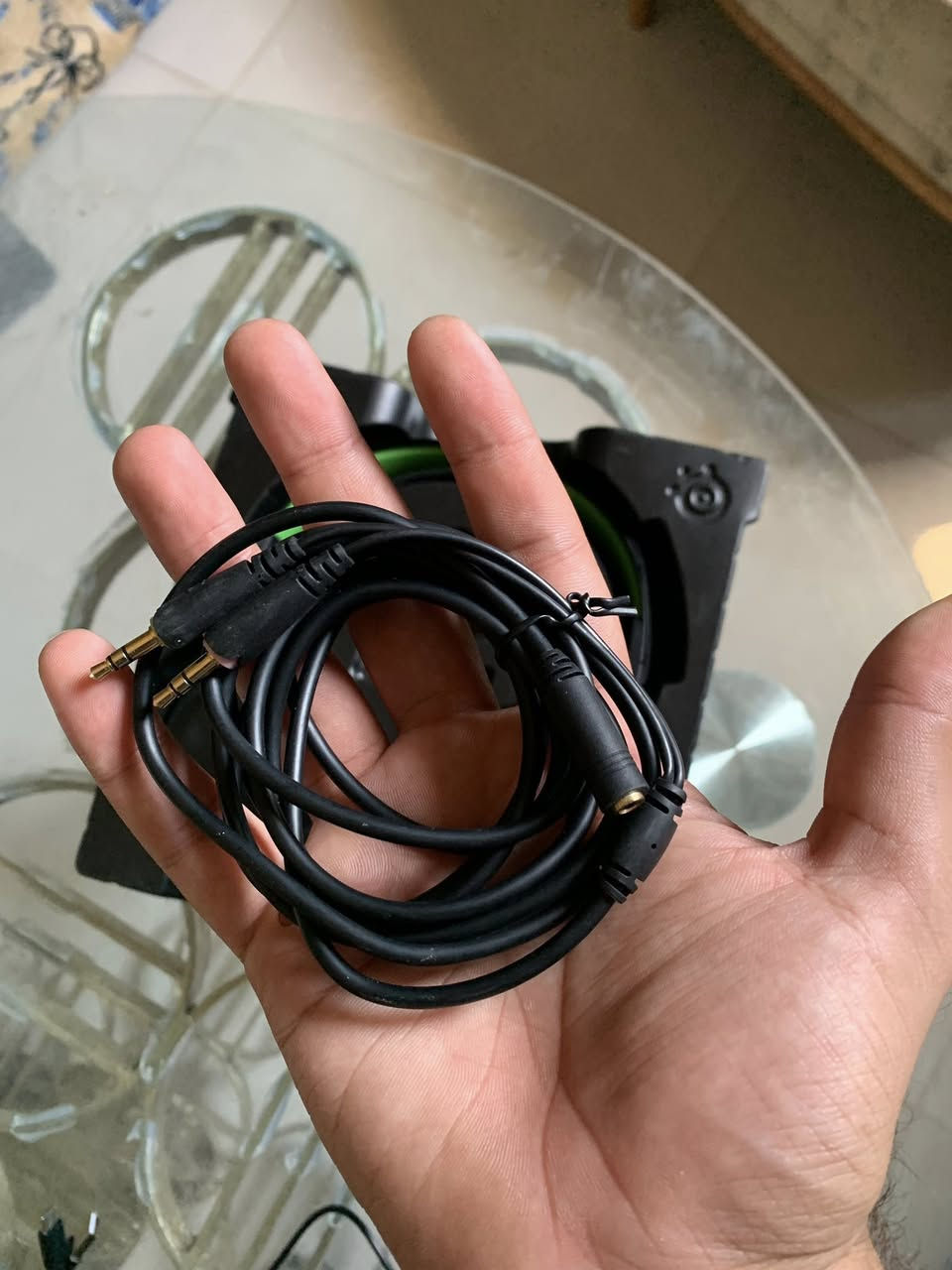 Series Arctis Nova 7x
سماعة غنية عن التعريف، مواصفاتها تتحدث عنها.
 الحالة: استعمال قليل جداً، نظيفة ومرتبة وخالية من أي خدوش.
 الملحقات: كافة الكابلات متوفرة. (ملاحظة: ينقصها الكرتونة والدنقل/Dongle).
 الأداء: سماعة ممتازة للألعاب والستريمنج؛ وللأمانة إذا استخدمتها وانكتلت فالمشكلة بيك مو بالسماعة (أنت بوت!)، فلا تتعب نفسك بتجربة غيرها.
 الراحة: صوت محيطي احترافي، ومريحة جداً على الرأس حتى مع الاستخدام الطويل.

شباب لتشيلون هم الدانكل سعره 15 الف و مو حيل مهم تكدر تشغله بل اواكس ليجي ويايه 

سعره 100 الف 
متحصل بهيج سعر لو تضل ادور سنه


**إذا كنت صاحب هذا الإعلان وتريد حذفه لأي سبب، رجاءا أرسل رسالة إلى الدعم الفني**