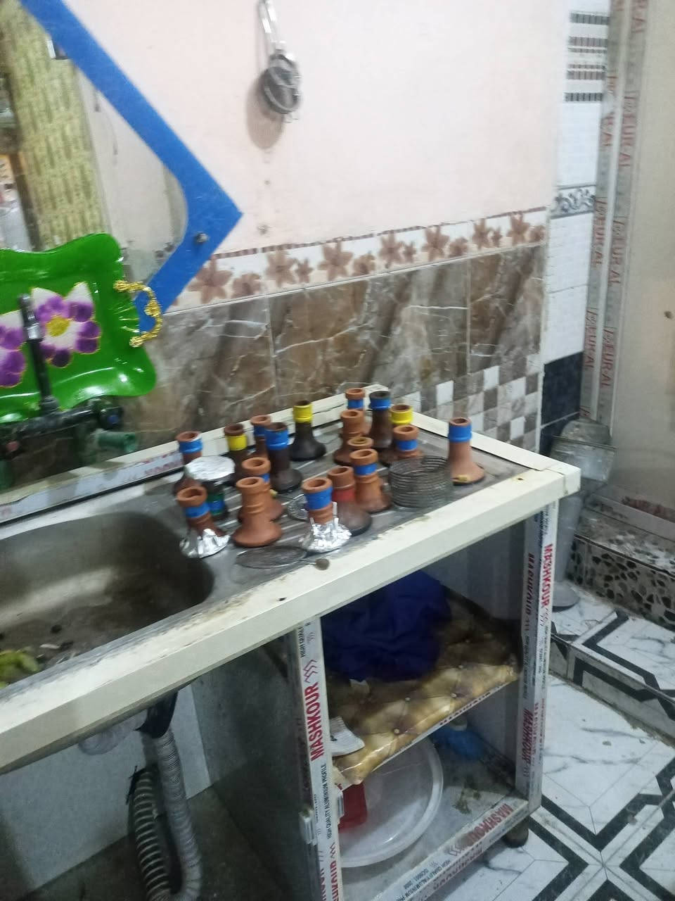 السلام عليكم غراض كوفي كامله جاهزه من كلشي للبيع بسعر مناسب *********** كراسي 42 ميوزه 8 نراكيل طه ام الختم الاصلي عدد،20 نراكيل خشب 10 خلاطات 2
