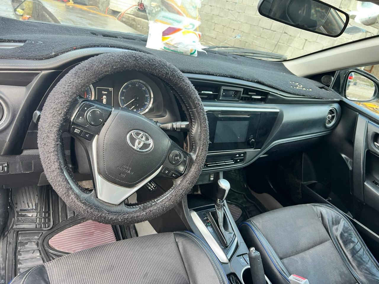 السلام عليكم 
كورلا 2018
وارد أمريكي محرك 1800 فئة SE كير محرك كفاله  تبريد ثلج كامل جديد تخم تاير 
بيها صبغ ثلاث قطع 
رقم بغداد دولي 
ماناقصها كلشي 
مكان السياره  بغداد  السعر 135وبيها مجال
تواصل *********** واتساب 
***********
