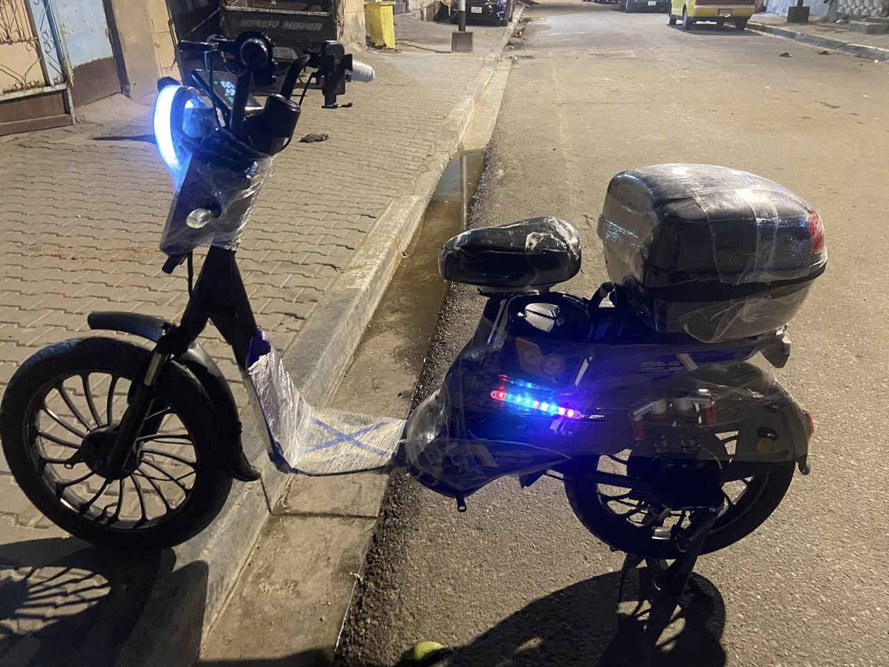 دراجه شحن لايت زنون دبل اشاره نشرات جانبيه سماعه بلوتوث تجايه خلفيه مرايات اربع سرع سرعه حقيقه 55 بريك شاشه الاكترونيه اشاره يمنه يسره دراجه مرتبه نوعها MR كوري المكان المشراق القديم البصره تواصل على الرقم. 
***********
السعر 275 وبيهه مجال
