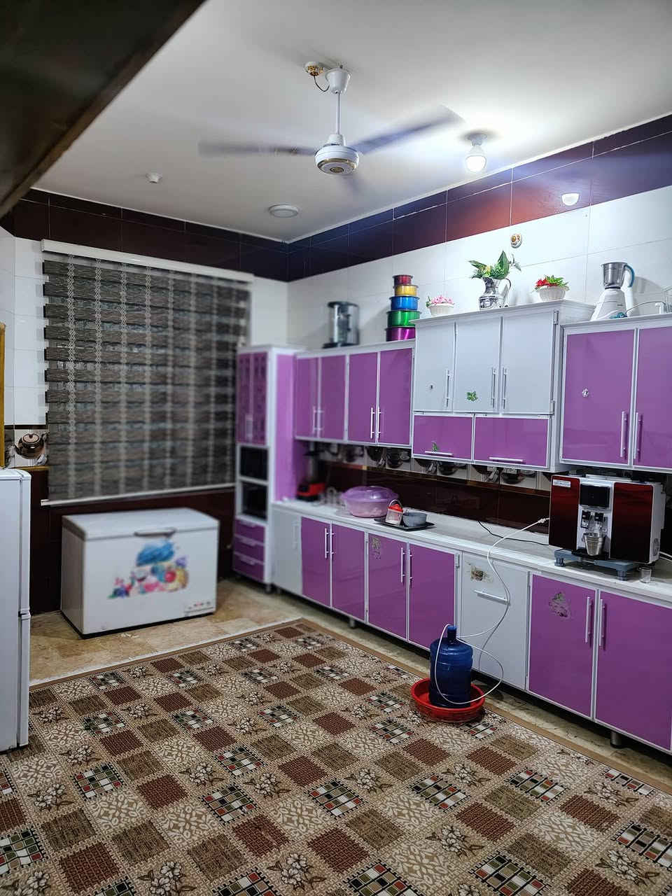 دار للبيع في حي الباقر قرب صيدليه المساحه 200 م خمس غرف واستقبال ومطبخ حار وباردحكونكريك مسلح محتوى على كراج يبتعد عن الشارع بيتين بنيان 2022 متكامل المنزل استفسار على الرقم التالي***********
