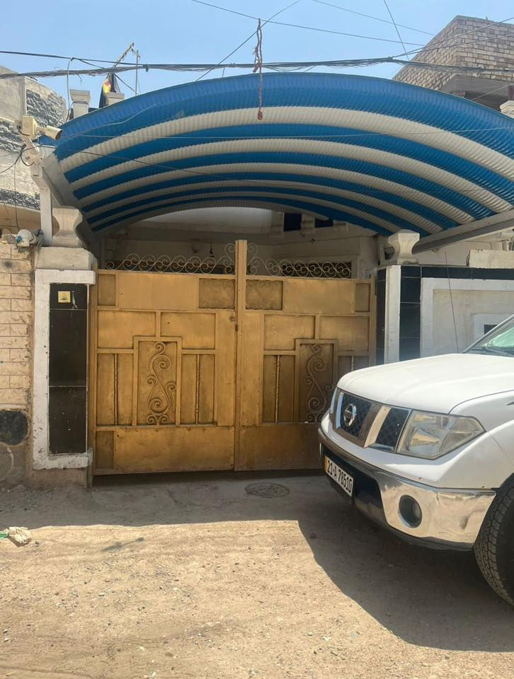 سلام عليكم عندي بيت 185متر للبيع الزوراء الشارع العام مقابل مول العطار عقد117  خدمات كامله ماء مجاري تبليط كهرباء ***********
غرفتين نوم+استقبال+مطبخ+صاله داخليه+صحيات عدد2
