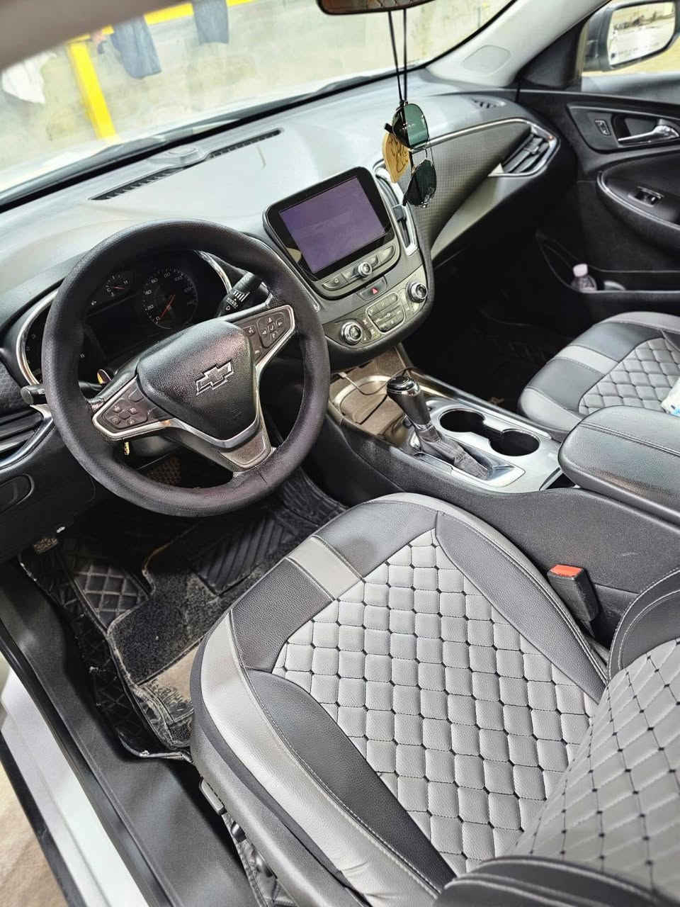 للبيع
ماليبو 2019 LT  
1500  turbo محرك 

مواصفاتها 
قطعتين تبريد 
تحكم منفصل بالقطعة الامامية للتبريد 
بصمة ٤ ابواب + صندوك
فتحة بانوراما 
كرسي تحكم كهرباء 
شاشة لمس كبيرة + كار بلي / اندرويد اوتو
كشناتها نظيفة ٩٥% ومركب دوشمة حماية
السيارة احلى من الصور وكاملة بدون اي مسج جك انجن 

بأسمي تحويل مباشر 
ممشى ٩٥ الف ميل
كير ومحرك كفالة 
عليها ادامة كاملة منظومة بانزين 
حدادية ٨٥% 
تخم تايرات جديد 

الضرر قطعتين جاملغ وبنيد بدون بجم  

***********

السعر ١١٥ وبيهه مجال.
