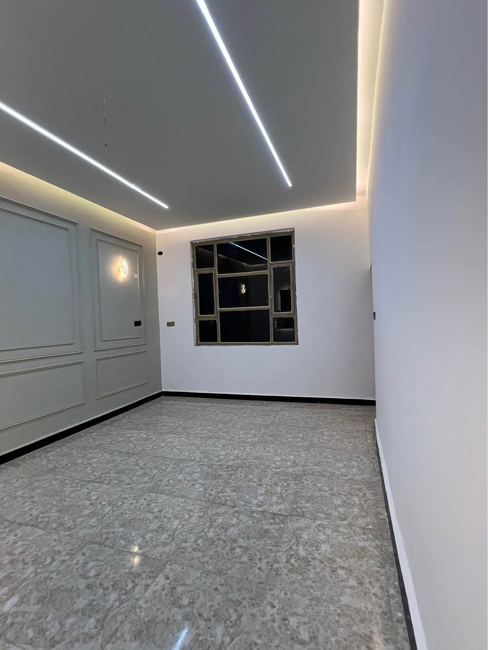 منزل للبيع المساحة 180م طابو زراعي 📄 تسليم مفتاح 🔑 
بناء حديث ( يحتوي على غرف منام عدد 2 / وصاله واستقبال ومطبخ وصحيات داخلية وخارجية وكراج 
في البصرة _ الصالحية _ قرب سنتر الصالحية _ على شارع تبليط 10م يبعد مسافه 150م عن الشارع الرئيسي 
السعر 155 مليون وبي مجال للشراي 
للتوآصل : *********** : *********** البصرة, العراق
