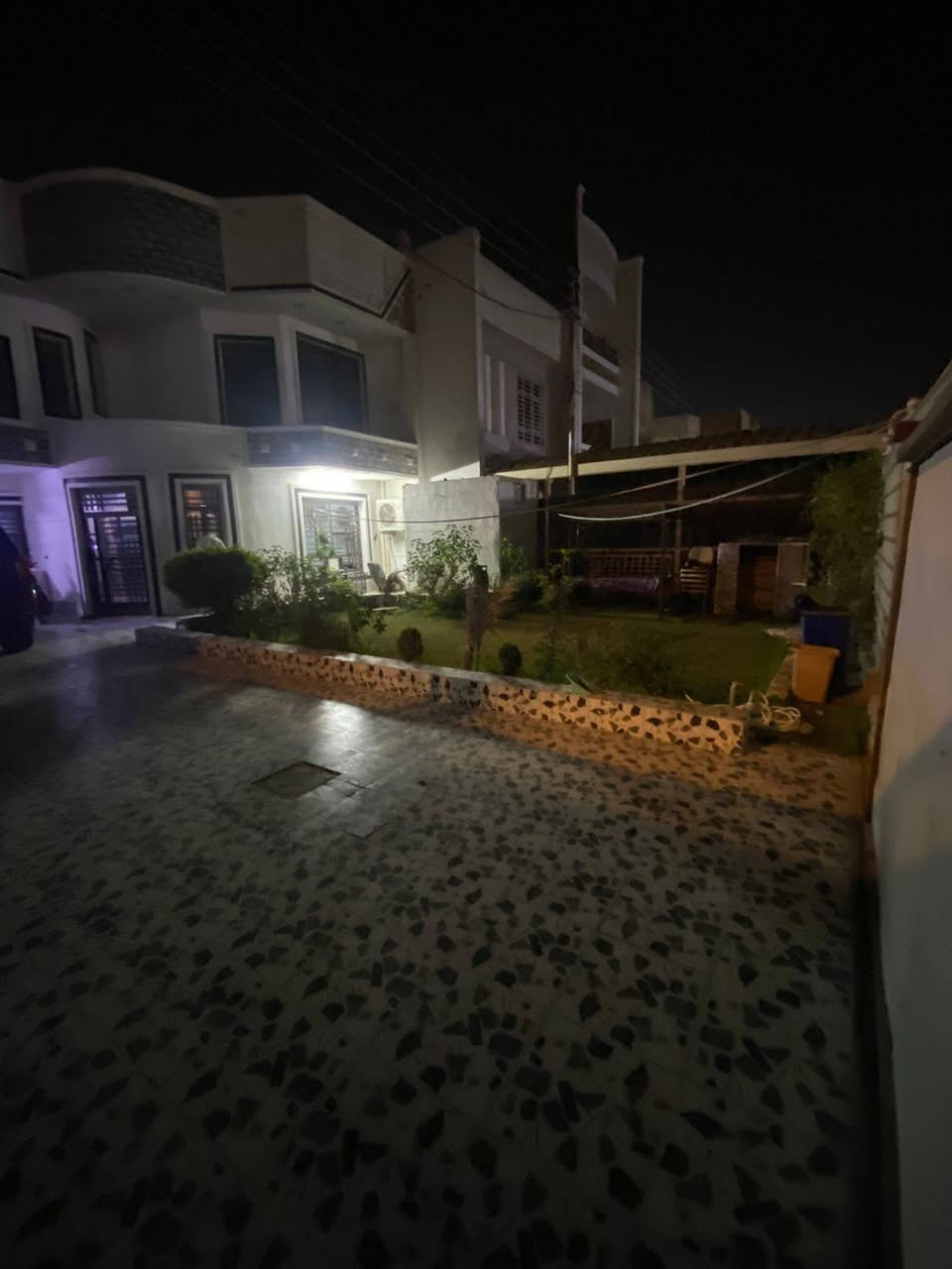 #يعلن مكتب الجوهره للعقار 
 بيت 300متر للبيع
واجه 12
نزال 25
 دار يحتوي كراج +حديقه
صاله ومطبخ حار 
ومطبخ بارد + هوال داخلي+
7غرف نوم وخدمات 3
حي الجهاد ديوان المخابرات 
للأستفسار 
 ***********وتساب
***********وتساب
