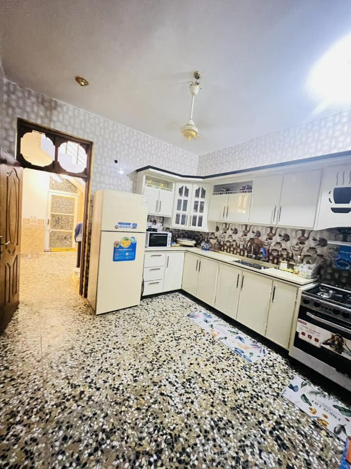 السلام عليكم 

بيت للبيع  كريطعةقرب ملعب السلام يتكون من غرفه ومطبخ وكيلدور وصاله حمام داخلي وصحيات خارجي وداخلي 

للاستفسار: ‭0786 741 2072‬
