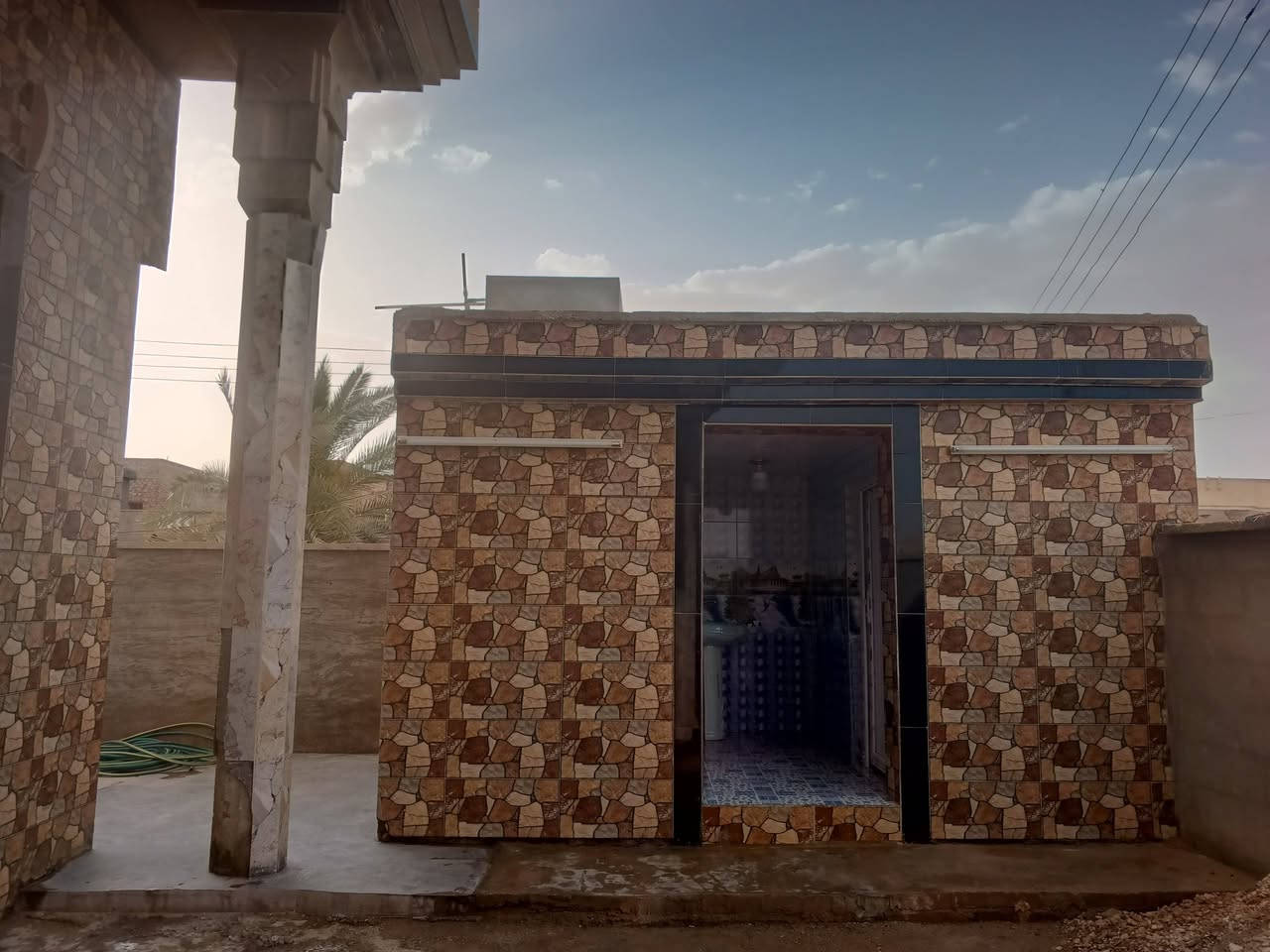 السلام عليكم
بيت للبيع المكان ناحية بروانة 

المساحة ٣٥٠ متر / طابو 

عددالغرف ٢ وهول وكيلدور وديوان وصاله ومطبخ حار وبارد وصحيات داخل وخارج 

الاستفسار المراسله عل خاص 

رقم واتساب ***********
