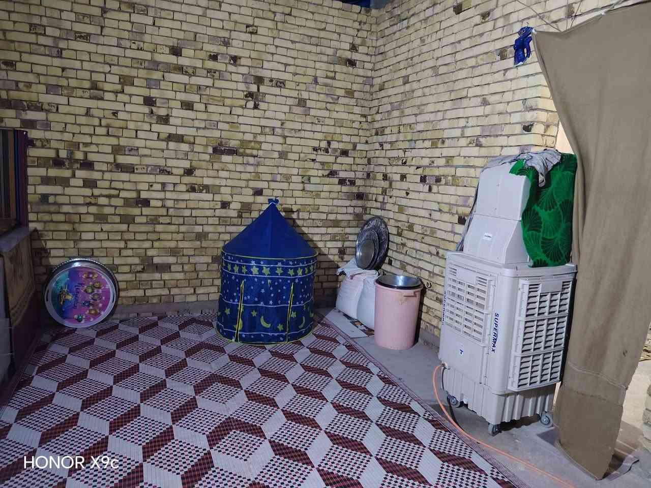 بسم الله الرحمن الرحيم 
بيت زراعي جاهز مع بيت ثاني هيكل للبيع 
صوب بني ركاب حي الأمير 
قرب شاع 30وملعب حيدر نعيسه 
البيت نباء طابوك السكف كونكريت مسلح 
الاساس كونكريت البيت متعوب عليه بناء حديث 
3غرف وصاله وديوانيه ومطبخ
 وصحيات داخلية وخارجيه 
الهيكل غرفه وصاله ومطبخ وصحيات 
ينباع ثنينهن سوى 
خدمات موجوده كهرباء ومي وشارع ومجاري 
المساحه 326متر
للتواصل الاتصال على الرقم الموجود بالاعلان 
رقم صاحب البيت 
***********
او مراسلة الصفحه 
#هادي_الحجيمي
