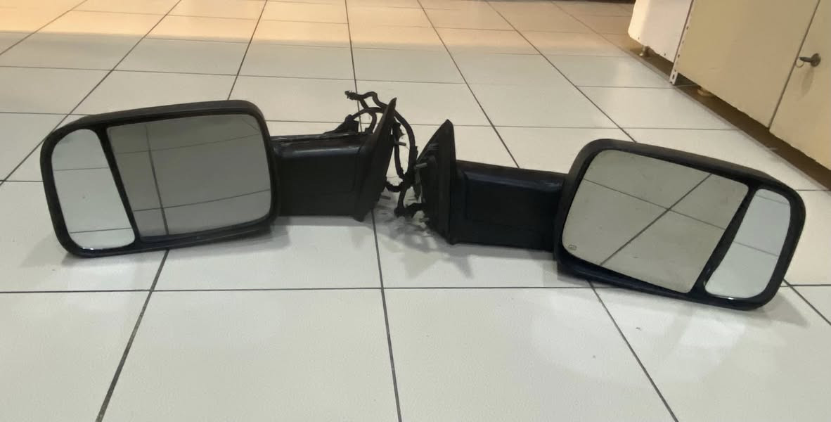 سلام عليكم ..
غراض دوج رام كلاسك للبيع 
بلاجكتور 
مرايات جانبيه 
جادر العربانه الخلفيه
محجر


**إذا كنت صاحب هذا الإعلان وتريد حذفه لأي سبب، رجاءا أرسل رسالة إلى الدعم الفني**