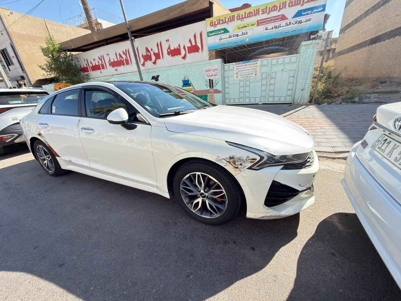 السلام عليكم
كي 5 موديل 20  رقم بغداد
وارد كوري بانزين فقط
مكينه 2500 دوش المرغوب
صدر جديد مكينه كير مكفول
السياره بيها 5 قطع موجود سونار
ماشيه 90 الف
السياره فول مواصفات عدا الفتحه
السعر 138 ورقه او بي مجال قليل
مكاني الكاظميه ***********

