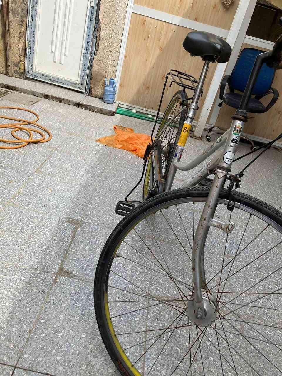 سلام عليكم 
اخوان بايسكل سياحي حجم 27 ومعمر وعدل العطل او الاشياء الخربانه بي بس الدسك مال بريك الوره وبايسكل عدل شوفت عينك لا تدخلي خاص اذا ما تباوع للصور ول فيديو  . 
سعر البايسكل 85
وبي مجال 
حياكم الله
العنوان بصره-الاصمعي الجديد قرب جامع السهلاني رقم الهاتف ***********
