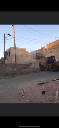 هدم بيت • ١٠٠م • نقل أنقاض