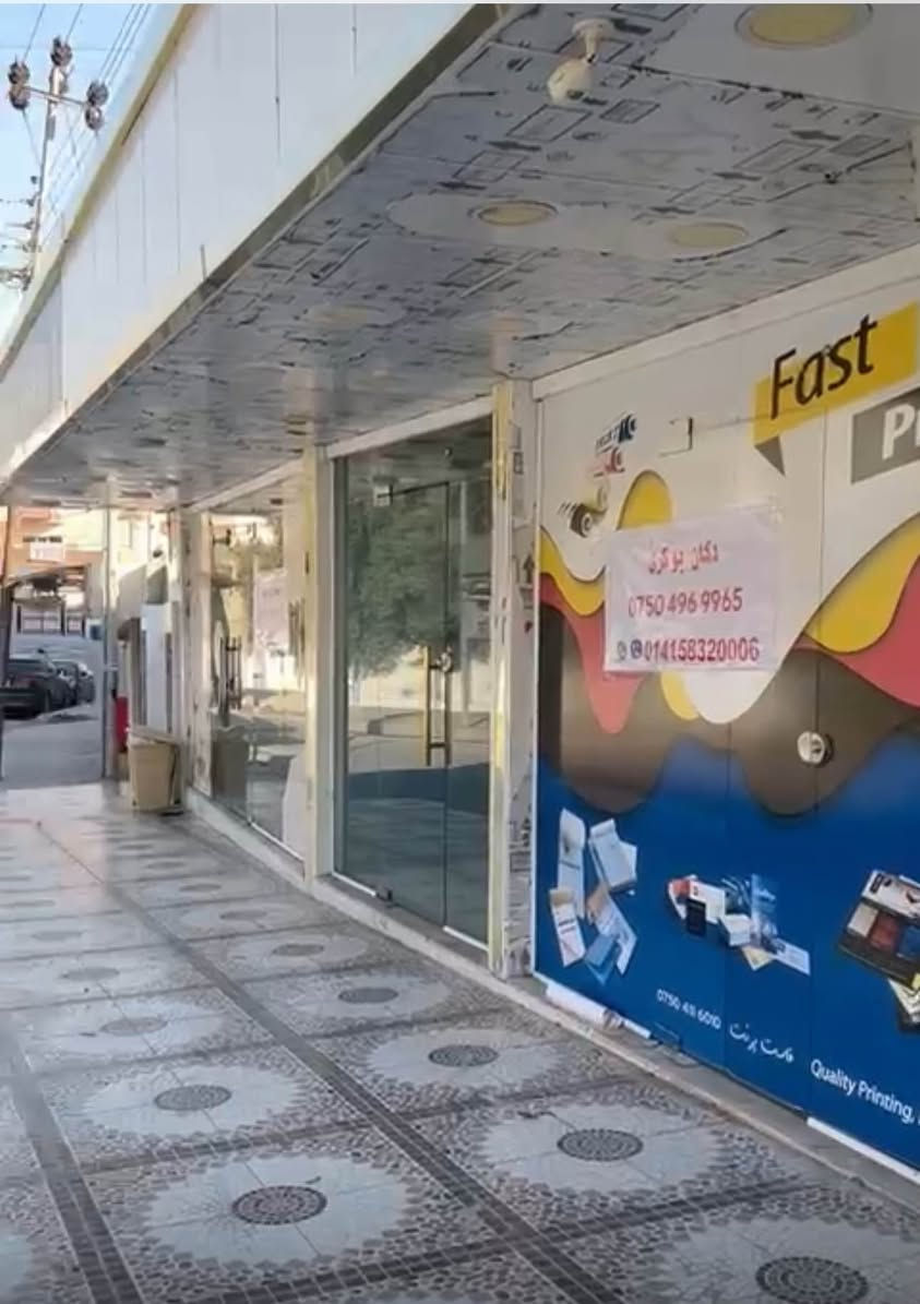 ⸻

🏢 للبيع: بيت تجاري مميّز مكوّن من طابقين

📍 المساحة: 325 م²
🔧 الحالة: مجدّد بالكامل
🏪 الواجهة: دكانان تجاريان (أحدهما يحتوي على مخزن بمساحة ١٠٠م)

🔹 تفاصيل الطابق الأول:
 • 5 غرف
 • 3 صحيات
 • غرفة واحدة سويت
 • مطبخ
 • هواء داخلي

🔹 تفاصيل الطابق الثاني:
 • 3 غرف
 • 2 صحيات
 • مطبخ
 • هول داخلي

🔹 الدكاكين:
 • لكل دكان صحيات مستقلة
 • مناسبة للاستثمار أو التأجير التجاري

✅ موقع مناسب للسكن والاستثمار
✅ بناء عملي وتشطيب حديث
✅ فرصة ممتازة للتجارة أو السكن مع دخل ثابت

📞 للاستفسار والمزيد من التفاصيل يرجى التواصل على الخاص

***********
+١٤١٥٨٣٢٠٠٠٦ دهوك, العراق
